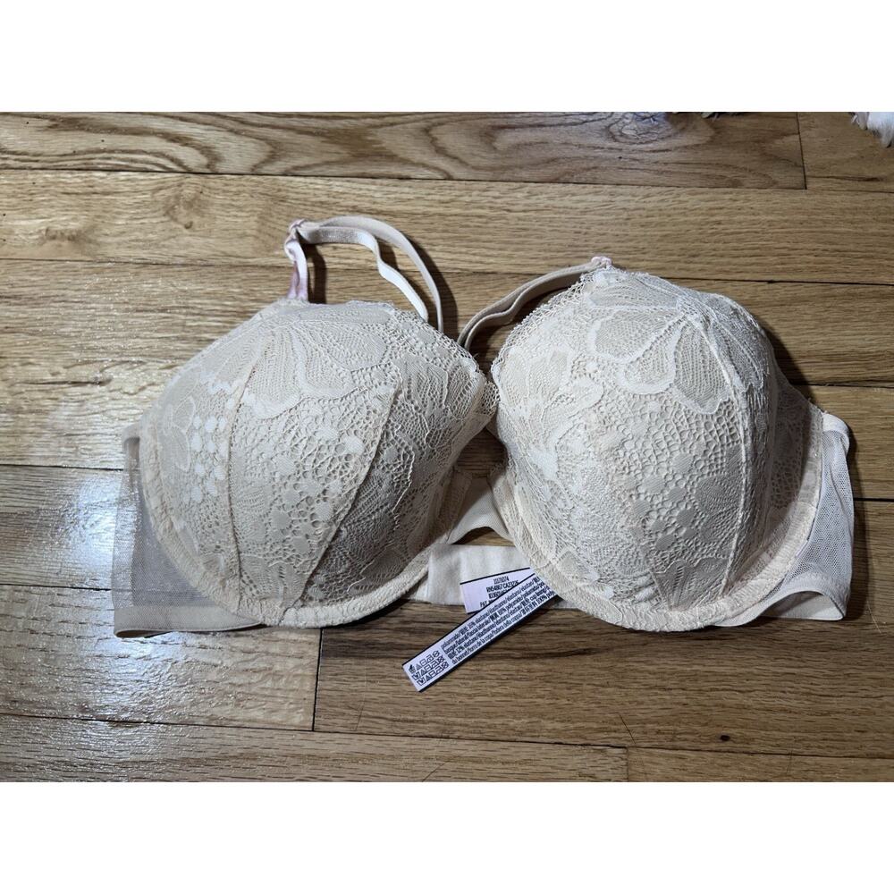 Victoria's Secret lace bra, likely from the Sexy Tee Size 36D